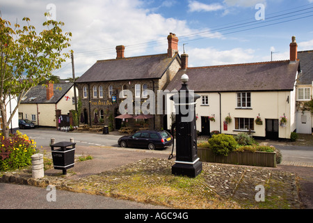 Villaggio grazioso centro di Chittlehampton, North Devon, Regno Unito, con acqua pubblica bene pompa e pub in background Foto Stock