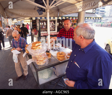 Bagel stallo in piazza Omonia centro di Atene in Grecia Foto Stock