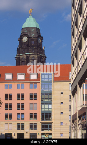 Moderni e antichi edifici ricostruiti in Dresden Germania Foto Stock