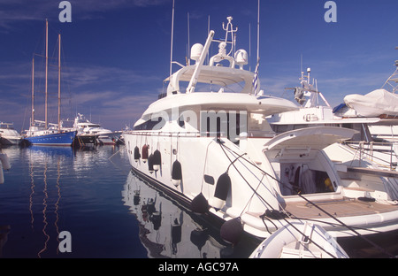 Glamorous Yachts barche a motore in un marina a Glyfada vicino ad Atene in Grecia Foto Stock
