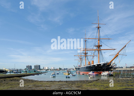 HMS Warrior nel mondo il primo ferro-mondati, nave corazzata alimentato da vapore nonché vela e costruito di operata a Portsmouth Historic Dockyard. Quando ella fu costruito originariamente era semplicemente più grandi, più veloci e più pesantemente armati rispetto a qualsiasi altra nave da guerra a galla Foto Stock