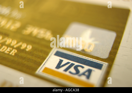 Close-up viste di una carta di credito su uno sfondo semplice. Foto Stock