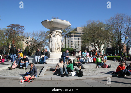 Persone relax intorno alla Dupont Memorial fontana al centro di Dupont Circle in Washington DC Foto Stock