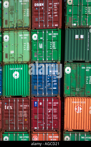 Pila di contenitori di trasporto merci Foto Stock