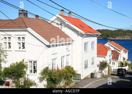 White case di legno in Risor nel sud della Norvegia Foto Stock