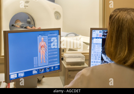 Ragazzo giovane avente una TAC in ospedale suite di scansione dal punto di vista tecnico Foto Stock