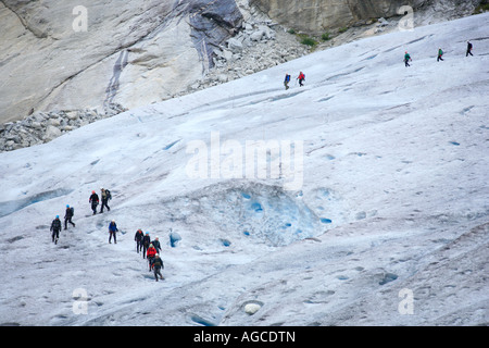 Parte della lingua del ghiacciaio di Nigardsbreen con gente che cammina su di essa in corrispondenza di Jostedal nel sud della Norvegia Foto Stock