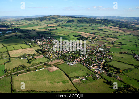 Antenna di shot Eckington villaggio con Bredon Hill in background. Worcestershire REGNO UNITO Foto Stock