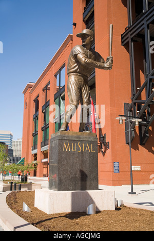 Stan Musial statua che si trova nella parte anteriore del nuovo Stadio Busch nel centro di St Louis, MO, Saint Louis, Missouri, Stati Uniti d'America Foto Stock