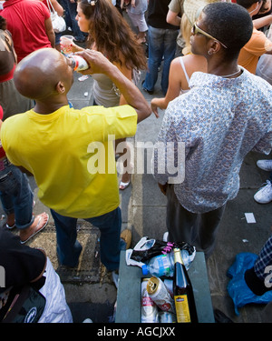 I giovani di bere al carnevale di Notting Hill 2007. Scartato si svuota si accumulano dietro di loro. Foto Stock