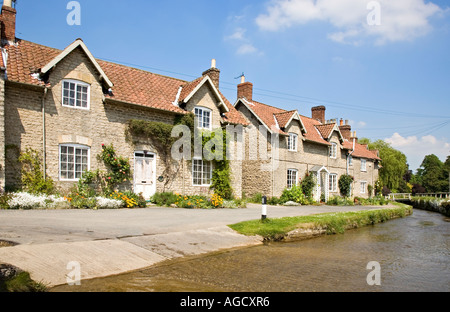 Cottage da stream in Hovingham North Yorkshire Regno Unito Foto Stock
