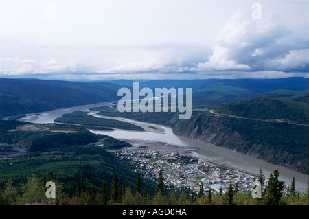 Una veduta aerea del complesso di edifici che compongono Dawson City e la sua posizione sulle sponde del fiume di Yukon visto dalla cupola di mezzanotte Foto Stock