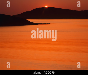 GB - Scozia: Tramonto sul suono di Taransay nelle Ebridi Esterne Foto Stock