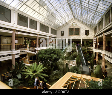 GB - GLOUCESTERSHIRE: Cheltenham il legno di faggio Place Shopping Arcade Foto Stock