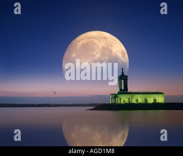 GB - LEICESTERSHIRE: Moon over Normanton Chiesa a Rutland acqua Foto Stock