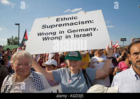 Michigan Dearborn migliaia di arabi americani marzo contro Israele s bombardamenti del Libano Foto Stock