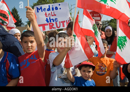 Michigan Dearborn migliaia di arabi americani marzo contro Israele s bombardamenti del Libano Foto Stock