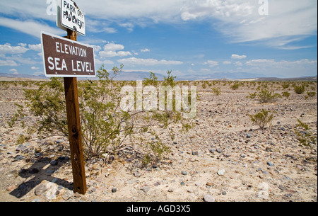 Death Valley California un segno annuncia il livello del mare nel Parco Nazionale della Valle della Morte Foto Stock