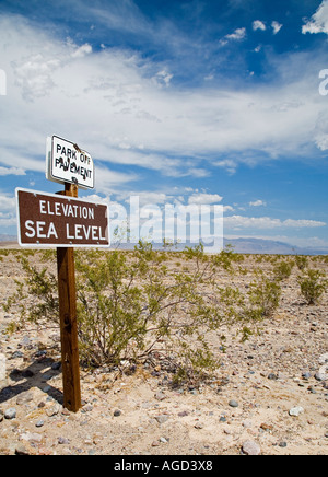 Death Valley California un segno annuncia il livello del mare nel Parco Nazionale della Valle della Morte Foto Stock