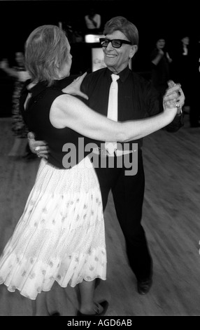 I cittadini anziani ballare a un tè danzante, Notre Dame Hall, Leicester Square, Londra, Regno Unito. Foto Stock