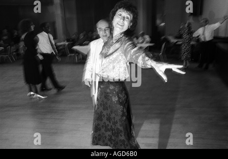 I cittadini anziani godendo di ballare a un tè danzante per gli anziani, Notre Dame Hall, Leicester Square, Londra, Regno Unito. Foto Stock