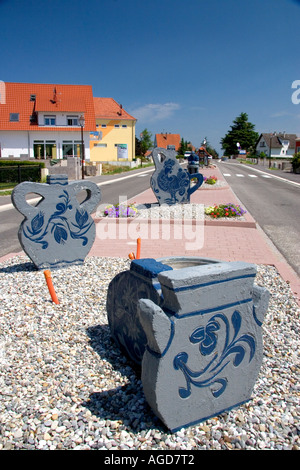 Ceramica scultura all'ingresso del villaggio di Betschdorf, Francia. Foto Stock