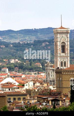 Il campanile è stato l'architetto dei citys capolavoro di Giotto sorge 85metri alta 276 ft e sei metri di 20ft breve della cupola Foto Stock