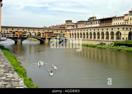 Il corridoio Vassari e il Ponte Vecchio a Firenze sul fiume Arno, Italia. Foto Stock