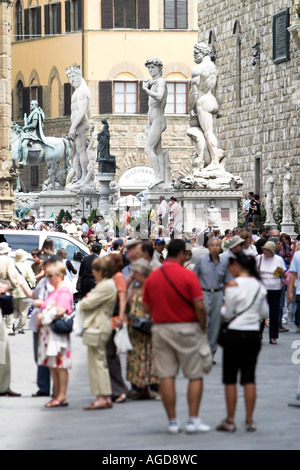 Dalla Galleria degli Uffizi si guarda indietro lungo le tre statue in Piazza della Signoria Foto Stock