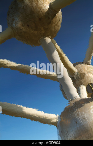 La riflessione di acciaio e alluminio Atomium in Heysel Park Bruxelles Belgio Europa UE Foto Stock