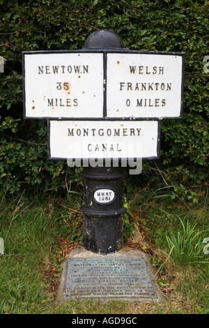 Milepost a Frankton si blocca a Montgomery e Llangollen Canal Junction Shropshire Inghilterra Foto Stock