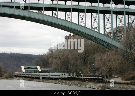 Treno MTA seduta a Spuyten Duyvil station sotto la Henry Hudson ponte sul fiume Harlem new york city new york STATI UNITI D'AMERICA Foto Stock