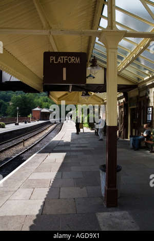 In attesa su una piattaforma a Llangollen Railway Station Llangollen Denbighshire North Wales Foto Stock