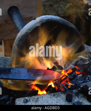 La forgiatura di una spada Foto Stock