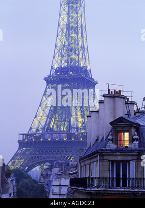 Luce in appartamento con torre Eiffel raffiguranti la vita notturna di Parigi Foto Stock