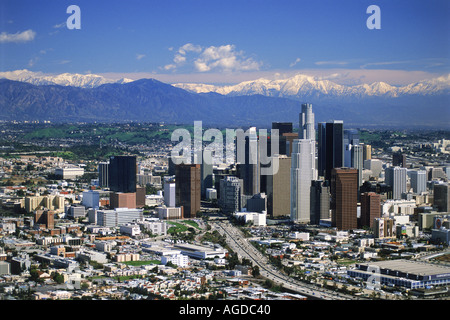 Vista aerea del centro cittadino di Los Angeles con la neve sulle montagne di San Gabriel Foto Stock