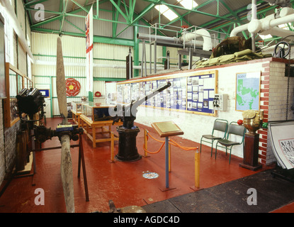 dh Scapa Flow Visitors Centre HOY ORKNEY HMS Hampshire mostra caso pistola e relitti Museo Navale mostre Foto Stock