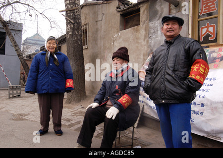 Un gruppo di Neighborhood Watch residenti in un hutong di Pechino 2005 Foto Stock