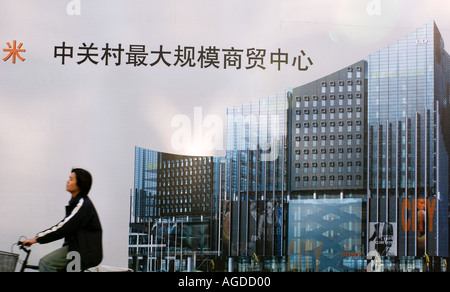 Un uomo passato cicli di un annuncio di un nuovo parco scientifico e tecnologico di Pechino ZhongGuanCun high tech district Foto Stock