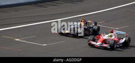 David Coulthard a sinistra e Ralf Schumacher racing al belga di FORMULA ONE Grand Prix in Spa Foto Stock