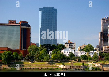 Old Statehouse e uffici moderni edifici lungo il fiume Arkansas a Little Rock Arkansas. Foto Stock