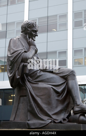 Statua di John Dalton fuori Manchester Metropolitan University s John Dalton edificio Foto Stock