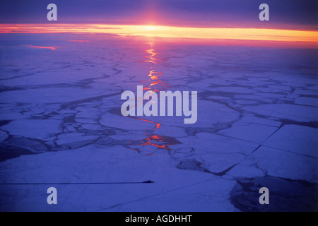 Vista aerea di sunrise e ice breaker congelate di attraversamento del Mar Baltico tra la Svezia e la Finlandia Foto Stock