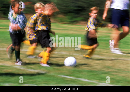 I ragazzi in California City Park che giocano a calcio Foto Stock