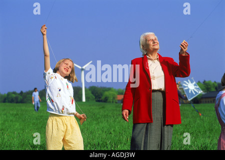 Nonna e grand figlia aquiloni insieme a Stoccolma, Svezia Foto Stock