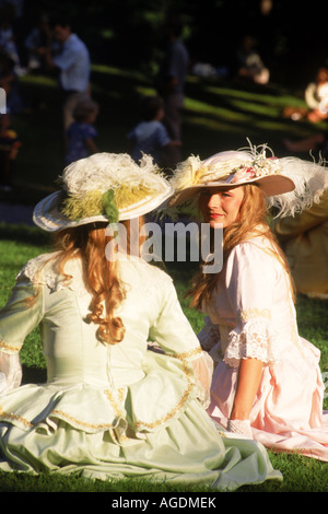 Onorevoli colleghe nel tradizionale Festival Bellmans vestito con cofani in Stoccolma, Svezia Foto Stock