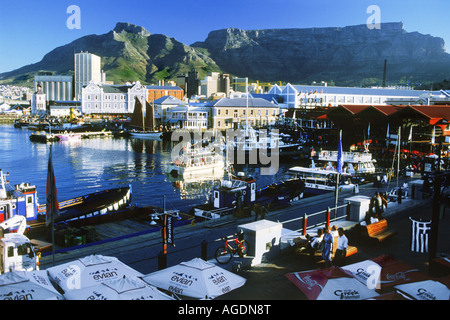 Bacino di Victoria a Città del Capo in Sud Africa con la Table Mountain dietro Foto Stock