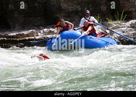 Una persona oltre il bordo mentre whitewater rafting sul fiume Snake River vicino a Jackson Wyoming Foto Stock