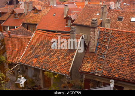 Vecchio sui tetti della città nel quartiere della città vecchia di Annnecy in Haute Savoie regione della Francia Foto Stock