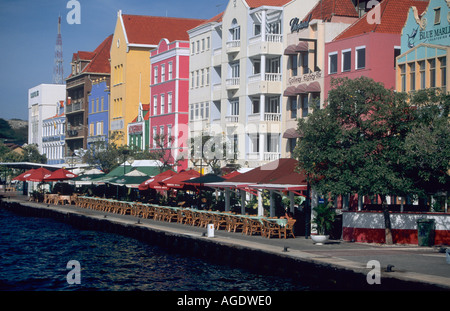 Caffè e negozi a Willemstad Harbour in Curacao le Antille olandesi Foto Stock